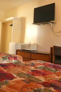 Postel nebo postele na pokoji v ubytování Sunset Motel