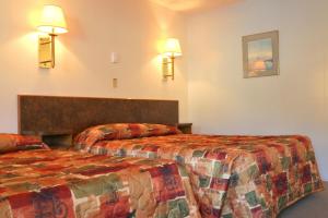 Postel nebo postele na pokoji v ubytování Sunset Motel