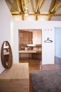 een woonkamer met een spiegel en een tafel bij BNB Nest in Gent