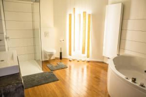 La salle de bains est pourvue d'une baignoire, d'un lavabo et de toilettes. dans l'établissement BNB Nest, à Gand