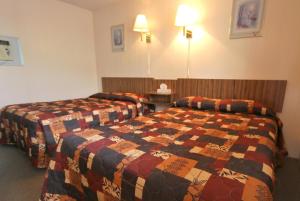 Postel nebo postele na pokoji v ubytování Sunset Motel