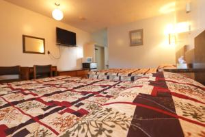 Postel nebo postele na pokoji v ubytování Sunset Motel