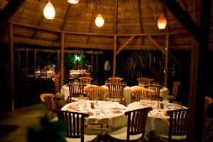 Young Island Resort餐厅或其他用餐的地方