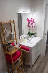 a bathroom with a sink and a mirror at Apartamento Valtour Valladolid in Valladolid