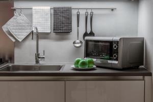 eine Küchentheke mit einer Mikrowelle und einem Teller Äpfel in der Unterkunft Borgo San Leonardo in Bergamo
