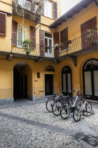 een groep fietsen geparkeerd voor een gebouw bij Borgo San Leonardo in Bergamo