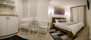 アルバ・ユリアにあるLa Garsonのベッドルーム1室(ベッド1台、テーブル、椅子付)