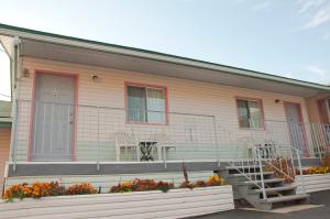 una pequeña casa con flores delante en Sunset Motel, en Creston