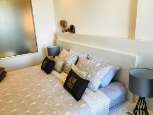 Postel nebo postele na pokoji v ubytování Astra Suites Central