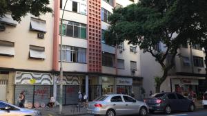 una calle de la ciudad con coches estacionados frente a los edificios en Residencial Copa 1, en Río de Janeiro