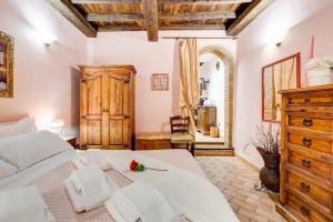 1 dormitorio con 1 cama grande y vestidor de madera en Colosseum Rione Monti 1, en Roma