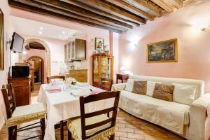 una sala de estar con una mesa y un sofá en Colosseum Rione Monti 1, en Roma