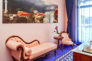 A seating area at In Camera Art Boutique Hotel