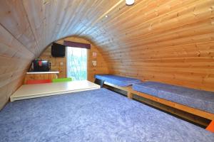 Blackwater Glamping Pods客房内的一张或多张床位