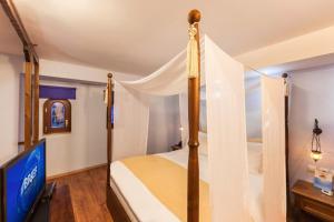 A bed or beds in a room at In Camera Art Boutique Hotel