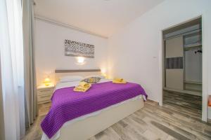 Postel nebo postele na pokoji v ubytování JURIĆ Apartments-Rab