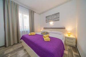 Postel nebo postele na pokoji v ubytování JURIĆ Apartments-Rab
