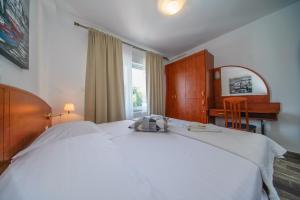 Postel nebo postele na pokoji v ubytování JURIĆ Apartments-Rab
