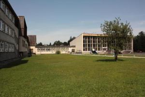 duże trawiaste pole przed budynkiem w obiekcie Ośrodek Szpulki w Zakopanem