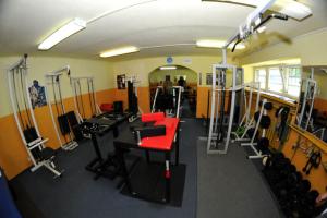 un gimnasio con máquinas y equipamiento en una habitación en Ośrodek Szpulki, en Zakopane