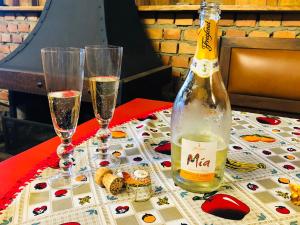 a bottle of wine sitting on a table with two glasses at Casa de Ines em Santana in São Marcos