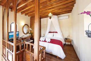 A bed or beds in a room at In Camera Art Boutique Hotel