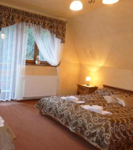 Postel nebo postele na pokoji v ubytování Hotel Dwór Karolówka