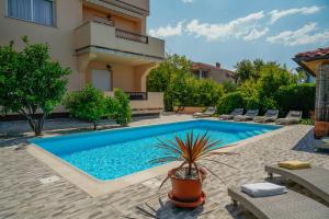 Bazén v ubytování JURIĆ Apartments-Rab nebo v jeho okolí
