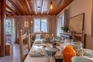 uma sala de jantar com uma mesa com comida em Le Catarina em Lathuile