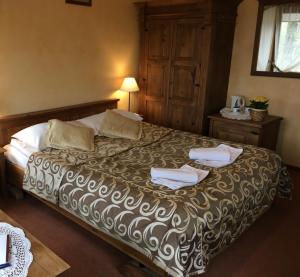 Postel nebo postele na pokoji v ubytování Hotel Dwór Karolówka