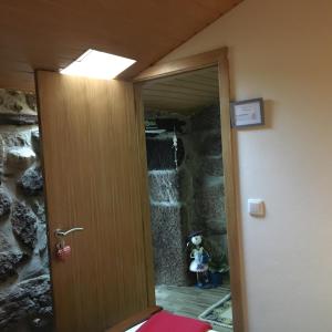 una puerta que conduce a una habitación con una pared de piedra en Cantinho da Du, en Lamego