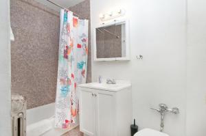 Koupelna v ubytování Modern Midtown East Apartments in NYC + 54 fotografií