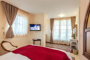 A television and/or entertainment centre at In Camera Art Boutique Hotel