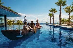 Bazén v ubytování Hotel Xcaret Mexico All Parks All Fun Inclusive nebo v jeho okolí