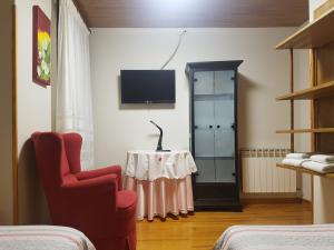 TV a/nebo společenská místnost v ubytování Casa rural Lucuj + 14 fotografií