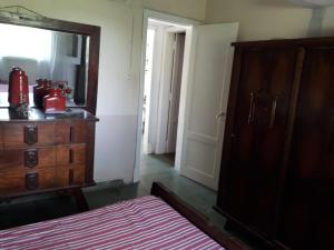 1 dormitorio con tocador, espejo y cama en Rancho Don Juan en 
