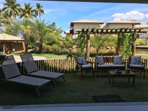 馬塔迪聖若昂的住宿－Residencial Ykutiba - H 02 - Imbassaí - Bahia - Brasil，院子里的一组椅子和一张桌子
