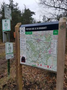 una señal para un parque con un mapa en Iglo Bungalow 17, en Chaam