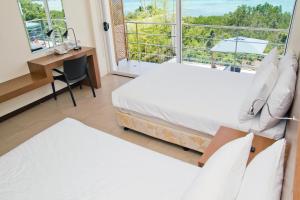 Łóżko lub łóżka w pokoju w obiekcie Ocean Suites Bohol Boutique Hotel