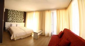 Katil atau katil-katil dalam bilik di Elegance Spa Hotel +28 gambar