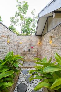 een binnenplaats met planten en een bakstenen muur bij Mantaray Island Resort in Nanuya Balavu