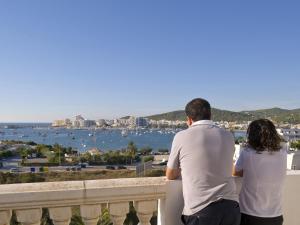 a man and a woman looking at the ocean at Aparthotel Reco des Sol in San Antonio