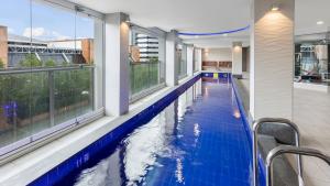 Bazén v ubytování Oaks Adelaide Embassy Suites nebo v jeho okolí