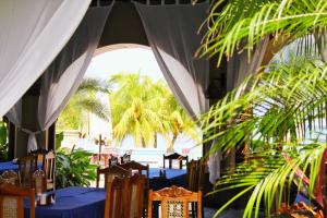 un ristorante con tavoli e sedie blu e palme di Suite San Juan 133 Gran Pacifica Resort a San Diego