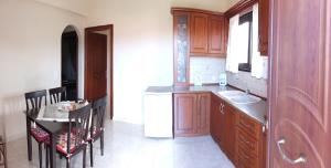 Кухня или мини-кухня в Toula's Apartments
