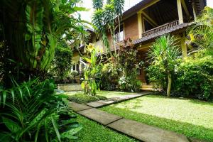 un jardín frente a una casa en Ben's Homestay en Ubud
