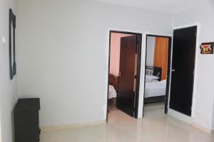 Habitación con 2 puertas que dan a un dormitorio en Apartamentos Arpushana, en Ríohacha