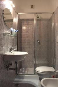 bagno con doccia, lavandino e servizi igienici di Ohana ad Acquaviva delle Fonti