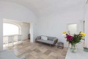 un soggiorno con divano e vaso di fiori di Casa Capaianca a Capri