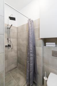 ブダペストにあるMadach Apartmentのバスルーム(シャワー、シャワーカーテン付)が備わります。